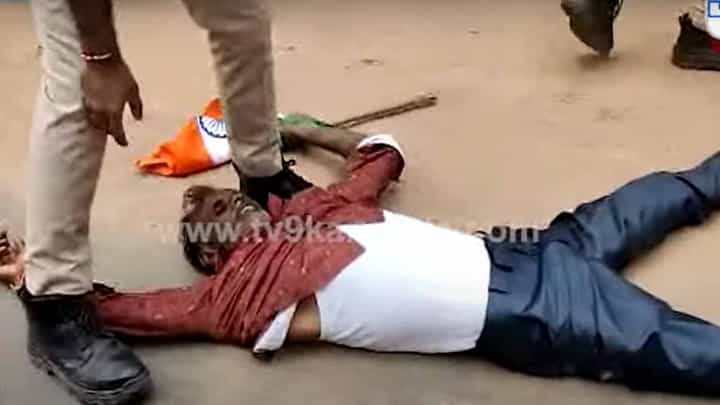 ದೇವನಹಳ್ಳಿ: ಪ್ರತಿಭಟನೆಗಿಳಿದ ರೈತ ಮುಖಂಡರ ಮೇಲೆ ಪೊಲೀಸರ ಬಲ ಪ್ರದರ್ಶನ ದೇವನಹಳ್ಳಿ: ಪ್ರತಿಭಟನೆಗಿಳಿದ ರೈತ ಮುಖಂಡರ ಮೇಲೆ ಪೊಲೀಸರ ಬಲ ಪ್ರದರ್ಶನ