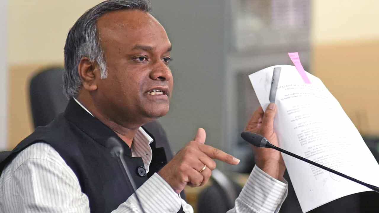 Corruption in Karnataka: ಕೆಲಸಕ್ಕಾಗಿ ಯುವಕರು ಲಂಚ ಕೊಡಬೇಕು, ಯುವತಿಯರು ಮಂಚ ಹತ್ತಬೇಕು; ಪ್ರಿಯಾಂಕ್ ಖರ್ಗೆ Corruption in Karnataka: ಕೆಲಸಕ್ಕಾಗಿ ಯುವಕರು ಲಂಚ ಕೊಡಬೇಕು, ಯುವತಿಯರು ಮಂಚ ಹತ್ತಬೇಕು; ಪ್ರಿಯಾಂಕ್ ಖರ್ಗೆ