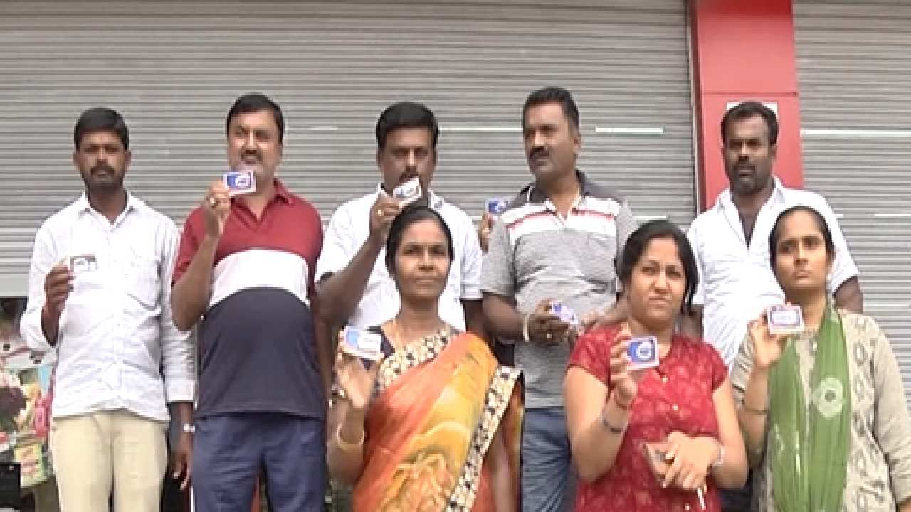 ಸ್ಮಾರ್ಟ್ ಕಾರ್ಡ್ ಹೆಸರಲ್ಲಿ ಜನರಿಗೆ ವಂಚನೆ: ಪ್ರತಿಷ್ಠಿತ ಕಂಪನಿ ವಿರುದ್ಧ ಗಂಭೀರ ಆರೋಪ ಸ್ಮಾರ್ಟ್ ಕಾರ್ಡ್ ಹೆಸರಲ್ಲಿ ಜನರಿಗೆ ವಂಚನೆ: ಪ್ರತಿಷ್ಠಿತ ಕಂಪನಿ ವಿರುದ್ಧ ಗಂಭೀರ ಆರೋಪ