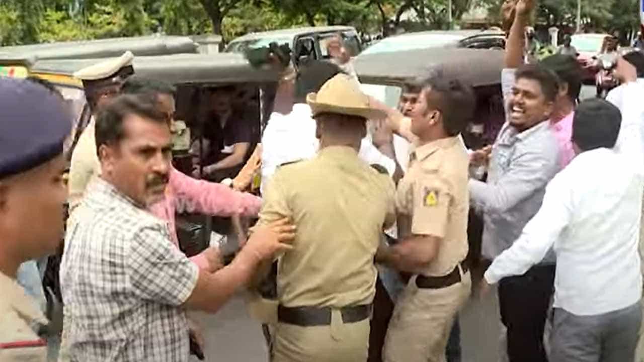 ಸಚಿವ ಸೋಮಶೇಖರ್ ಗೂ ಕಪ್ಪುಬಾವುಟ ಪ್ರದರ್ಶನದ ಬಿಸಿ, ಮೈಸೂರು ಕಲಾಮಂದಿರದ ಹಿಂಬಾಗಿಲಿನಿಂದ ಅವರು ಹೊರಬಂದರು! ಸಚಿವ ಸೋಮಶೇಖರ್ ಗೂ ಕಪ್ಪುಬಾವುಟ ಪ್ರದರ್ಶನದ ಬಿಸಿ, ಮೈಸೂರು ಕಲಾಮಂದಿರದ ಹಿಂಬಾಗಿಲಿನಿಂದ ಅವರು ಹೊರಬಂದರು!