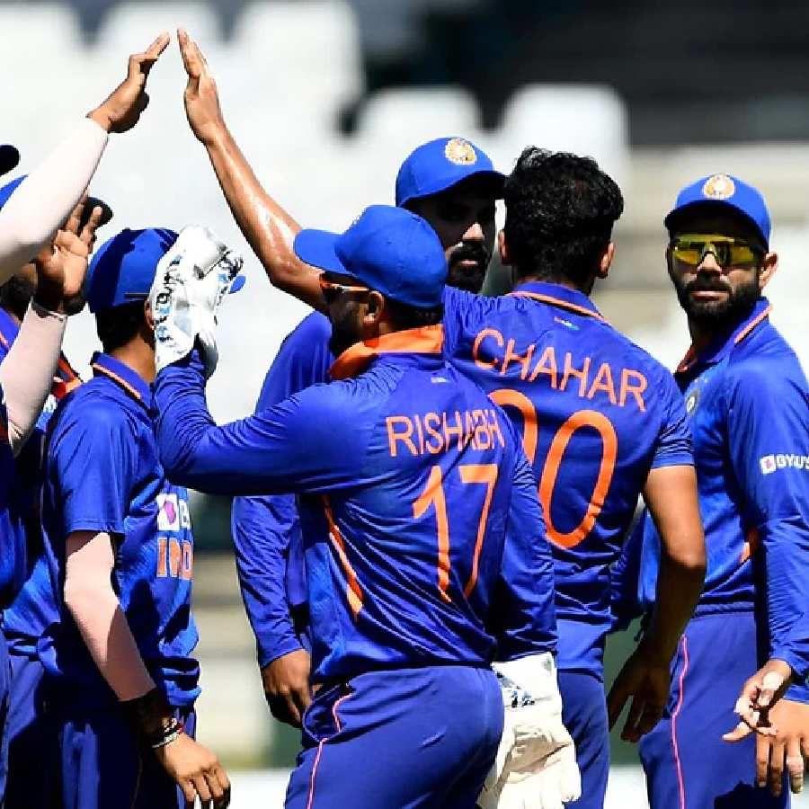 ಮತ್ತೊಂದೆಡೆ ಏಷ್ಯಾಕಪ್ ಮೂಲಕ ವಿರಾಟ್ ಕೊಹ್ಲಿ ಹಾಗೂ ಕೆಎಲ್ ರಾಹುಲ್ ತಂಡಕ್ಕೆ ಕಂಬ್ಯಾಕ್ ಮಾಡಲಿದ್ದಾರೆ. ಇವರಿಬ್ಬರೂ ಪ್ಲೇಯಿಂಗ್ ಇಲೆವೆನ್ನ ಖಾಯಂ ಸದಸ್ಯರು. ಹಾಗಾಗಿ ಕೆಲ ಆಟಗಾರರನ್ನು ತಂಡದಿಂದ ಕೈ ಬಿಡಲೇಬೇಕಾದ ಅನಿವಾರ್ಯತೆ ಆಯ್ಕೆದಾರರ ಮುಂದಿದೆ. ಅದರಂತೆ ಈಗಾಗಲೇ 12 ಸದಸ್ಯರ ಪಟ್ಟಿ ಸಿದ್ಧವಾಗಿದ್ದು, ಈ ಆಟಗಾರರು ಏಷ್ಯಾಕಪ್ನಲ್ಲಿ ಕಾಣಿಸಿಕೊಳ್ಳುವುದು ಬಹುತೇಕ ಖಚಿತ ಎಂದು ಬಿಸಿಸಿಐ ಮೂಲಗಳಿಂದ ತಿಳಿದು ಬಂದಿದೆ. ಅವರೆಂದರೆ...