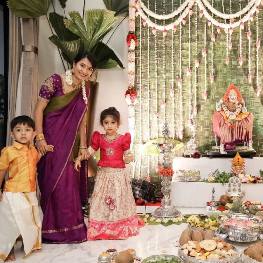 ನಟಿ ರಾಧಿಕಾ ಪಂಡಿತ್ ಅವರ ಮನೆಯಲ್ಲಿ ವರಮಹಾಲಕ್ಷ್ಮಿ ಹಬ್ಬವನ್ನು ಆಚರಿಸಲಾಗಿದೆ. ಈ ಫೋಟೋಗಳನ್ನು ರಾಧಿಕಾ ಪಂಡಿತ್ ಅವರು ಸೋಶಿಯಲ್ ಮೀಡಿಯಾದಲ್ಲಿ ಹಂಚಿಕೊಂಡಿದ್ದಾರೆ. ಈ ಫೋಟೋ ಪೋಸ್ಟ್ ಮಾಡಿ ಒಂದು ಗಂಟೆ ಕಳೆಯುವುದರ ಒಳಗೆ ಲಕ್ಷಾಂತರ ವೀವ್ಸ್ ಬಂದಿದೆ.
