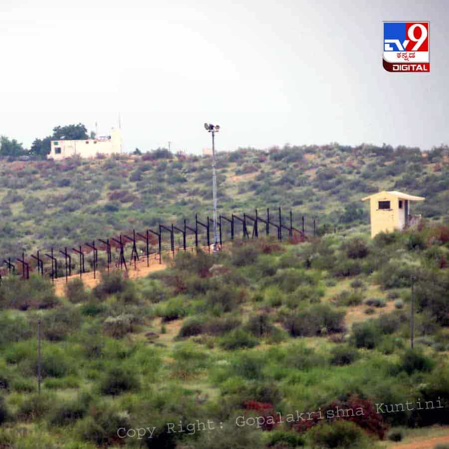 ರಾಜಸ್ಥಾನದ ಥಾರ್ ಮರುಭೂಮಿಯಲ್ಲಿ ಸಿಗುವ ತನೋತ್ ಊರಿನ ಆಚೆಗೆ ಪಾಕಿಸ್ತಾನವಿದೆ. ಇಲ್ಲಿನ ಬವ್ಲಿಯಾನ್ನಲ್ಲಿ 30 ರೌಂಡ್ಸ್ (ಗುಂಡು) ಇರುವ ಸ್ಟೆನ್ ಗನ್ ಹಿಡಿದುಕೊಂಡು ಯೋಧರು ಇರುಳೂ ಹಗಲೂ ಕಾಯುತ್ತಿದ್ದಾರೆ. ಪ್ರತಿ ಯೋಧನಿಗೆ ದಿನಕ್ಕೆ 12 ಗಂಟೆ ಪಾಳಿ. 52 ಡಿಗ್ರಿ ಸೆಲ್ಸಿಯಸ್ನಲ್ಲಿ ಕೊತ ಕೊತ ಕುದಿಯುತ್ತಾ ದೇಶ ರಕ್ಷಣೆ ಮಾಡಬೇಕು. ಹಿಮಾಲಯದ ಮೈನಸ್ 4 ಡಿಗ್ರಿಯಷ್ಟೇ ಕಠಿಣ ಇದು.