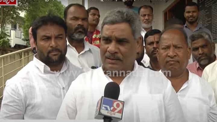ವಿಜಯಪುರ: ಬಿಜೆಪಿ ಮುಖಂಡರ ವಿರುದ್ಧ ಕ್ರಮ ತೆಗೆದುಕೊಳ್ಳದಿದ್ದರೆ ಅವರ ಕಚೇರಿ ಗೋಡೆಗಳ ಮೇಲೆ ಟಿಪ್ಪು ಸುಲ್ತಾನ್ ಫೋಟೋ ಅಂಟಿಸುತ್ತೇವೆ: ಕಾಂಗ್ರೆಸ್ ಮುಖಂಡ ವಿಜಯಪುರ: ಬಿಜೆಪಿ ಮುಖಂಡರ ವಿರುದ್ಧ ಕ್ರಮ ತೆಗೆದುಕೊಳ್ಳದಿದ್ದರೆ ಅವರ ಕಚೇರಿ ಗೋಡೆಗಳ ಮೇಲೆ ಟಿಪ್ಪು ಸುಲ್ತಾನ್ ಫೋಟೋ ಅಂಟಿಸುತ್ತೇವೆ: ಕಾಂಗ್ರೆಸ್ ಮುಖಂಡ