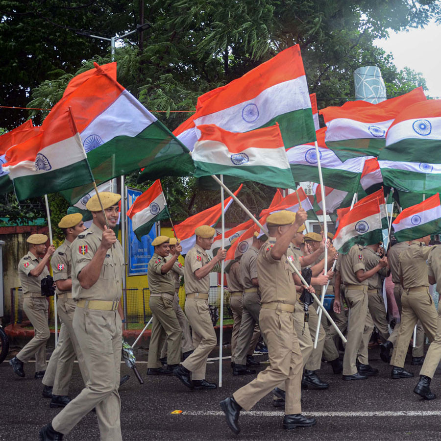 ಜಾರ್ಖಂಡ್ ಪೊಲೀಸ್ ಸಿಬ್ಬಂದಿ ರಾಂಚಿಯಲ್ಲಿ ಸ್ವಾತಂತ್ರ್ಯ ದಿನಾಚರಣೆಯ ಮುನ್ನಾದಿನದಂದು ಆಯೋಜಿಸಲಾದ 'ತಿರಂಗ ಯಾತ್ರೆ'