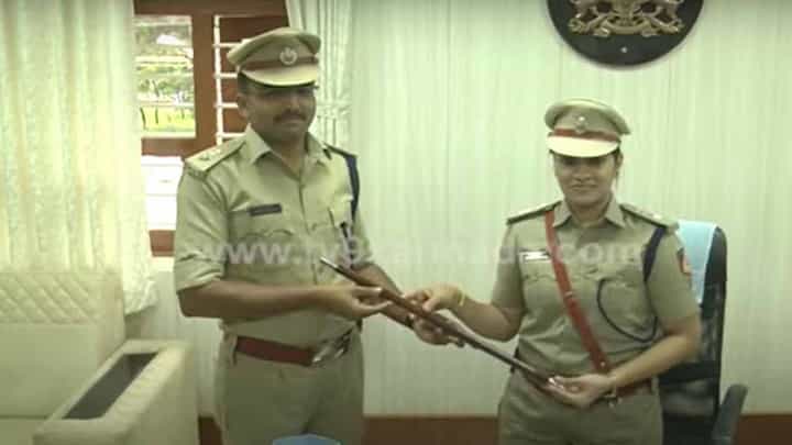 ಮೊದಲ ಬಾರಿ ಚಿಕ್ಕಮಗಳೂರು ಜಿಲ್ಲೆಗೆ ಮಹಿಳಾ ಪೊಲೀಸ್ ವರಿಷ್ಠಾಧಿಕಾರಿ; ಅಧಿಕಾರ ವಹಿಸಿಕೊಂಡ ಉಮಾ ಪ್ರಶಾಂತ್ ಮೊದಲ ಬಾರಿ ಚಿಕ್ಕಮಗಳೂರು ಜಿಲ್ಲೆಗೆ ಮಹಿಳಾ ಪೊಲೀಸ್ ವರಿಷ್ಠಾಧಿಕಾರಿ; ಅಧಿಕಾರ ವಹಿಸಿಕೊಂಡ ಉಮಾ ಪ್ರಶಾಂತ್