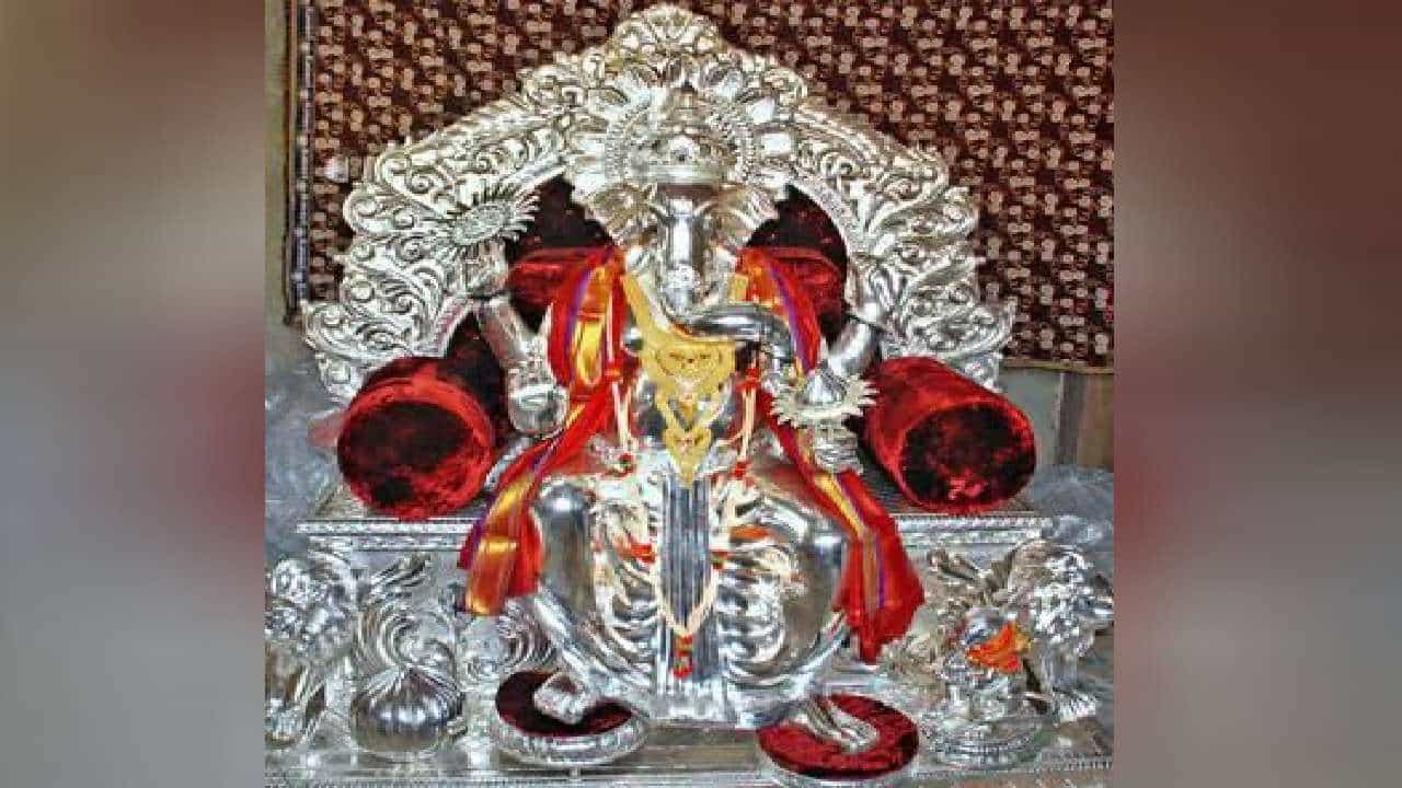 Ganesha Chaturthi 2022: ಹುಬ್ಬಳ್ಳಿಯ ಸರಾಫಗಟ್ಟಿಯಲ್ಲಿ ವಿರಾಜಮಾನನಾಗಿದ್ದಾನೆ ಬೆಳ್ಳಿ ಗಣೇಶ; ಈ ಭಾರಿ ವಿಶೇಷ ಶ್ರೀ ಸಿದ್ದಾರೂಢ ಮಹಾತ್ಮೆ ನಾಟಕ