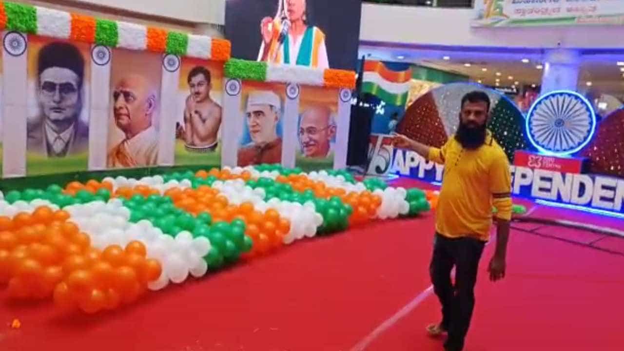 ವೀರ್ ಸಾವರ್ಕರ್ ಸ್ವಾತಂತ್ರ್ಯ ಹೋರಾಟಗಾರರೇ ಅಲ್ಲ! ಅವರ ಭಾವಚಿತ್ರ ಏಕೆ ಹಾಕಿದ್ದೀರಿ: ಶಿವಮೊಗ್ಗದಲ್ಲಿ ಎಸ್​ಡಿಪಿಐ ಕಾರ್ಯಕರ್ತರ ಆಕ್ರೋಶ