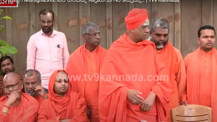 ಸಂತ್ರಸ್ತ ಬಾಲಕಿಯರ ಬಗ್ಗೆ ಕಾಳಜಿ, ಕನಿಕರಗಳಿಲ್ಲವೇ ಅಂತ ಮಾಧ್ಯಮದವರು ಕೇಳಿದಾಗ ಸ್ವಾಮೀಜಿಗಳ ವೃಂದ ನಿರುತ್ತರವಾಗಿತ್ತು! ಸಂತ್ರಸ್ತ ಬಾಲಕಿಯರ ಬಗ್ಗೆ ಕಾಳಜಿ, ಕನಿಕರಗಳಿಲ್ಲವೇ ಅಂತ ಮಾಧ್ಯಮದವರು ಕೇಳಿದಾಗ ಸ್ವಾಮೀಜಿಗಳ ವೃಂದ ನಿರುತ್ತರವಾಗಿತ್ತು!