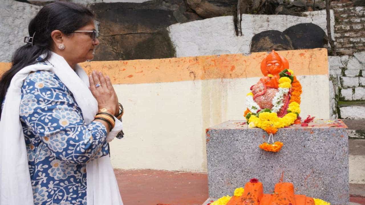 ಆಂಜನೇಯನ ಅಂಜನಾದ್ರಿಯಲ್ಲಿ ದೇಶದ ಗಮನ ಸೆಳೆಯುವಂತಹ ಅಭಿವೃದ್ದಿ ಮಾಡುತ್ತೇವೆ: ಮುಜರಾಯಿ, ವಕ್ಫ್ ಸಚಿವೆ ಶಶಿಕಲಾ ಜೊಲ್ಲೆ ಆಂಜನೇಯನ ಅಂಜನಾದ್ರಿಯಲ್ಲಿ ದೇಶದ ಗಮನ ಸೆಳೆಯುವಂತಹ ಅಭಿವೃದ್ದಿ ಮಾಡುತ್ತೇವೆ: ಮುಜರಾಯಿ, ವಕ್ಫ್ ಸಚಿವೆ ಶಶಿಕಲಾ ಜೊಲ್ಲೆ