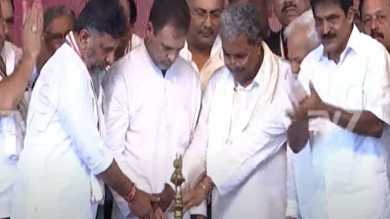 ಸಿದ್ದರಾಮಯ್ಯರ 75ನೇ ಜನ್ಮದಿನದ ಅಮೃತ ಮಹೋತ್ಸವ ಕಾರ್ಯಕ್ರಮದಲ್ಲಿ ಸಾಮೂಹಿಕ ನಾಯಕತ್ವದ ಮಂತ್ರ ಜಪಿಸಿದ ಡಿಕೆ ಶಿವಕುಮಾರ್ ಸಿದ್ದರಾಮಯ್ಯರ 75ನೇ ಜನ್ಮದಿನದ ಅಮೃತ ಮಹೋತ್ಸವ ಕಾರ್ಯಕ್ರಮದಲ್ಲಿ ಸಾಮೂಹಿಕ ನಾಯಕತ್ವದ ಮಂತ್ರ ಜಪಿಸಿದ ಡಿಕೆ ಶಿವಕುಮಾರ್