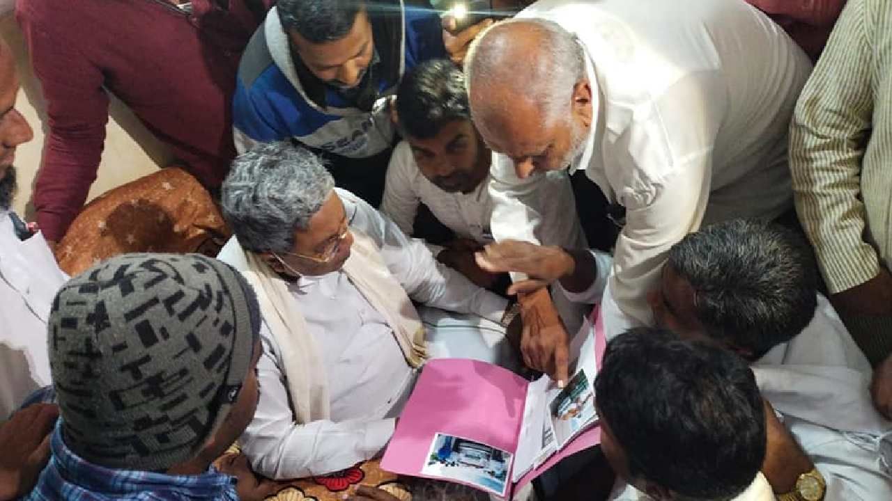 ಸಿದ್ದರಾಮೋತ್ಸವದಿಂದ ಮರಳುವಾಗ ಅಪಘಾತದಲ್ಲಿ ಮೃತಪಟ್ಟ ವ್ಯಕ್ತಿಯ ಕುಟುಂಬಕ್ಕೆ 2 ಲಕ್ಷ ರೂ. ಪರಿಹಾರ ನೀಡಿದ ಸಿದ್ದರಾಮಯ್ಯ ಸಿದ್ದರಾಮೋತ್ಸವದಿಂದ ಮರಳುವಾಗ ಅಪಘಾತದಲ್ಲಿ ಮೃತಪಟ್ಟ ವ್ಯಕ್ತಿಯ ಕುಟುಂಬಕ್ಕೆ 2 ಲಕ್ಷ ರೂ. ಪರಿಹಾರ ನೀಡಿದ ಸಿದ್ದರಾಮಯ್ಯ