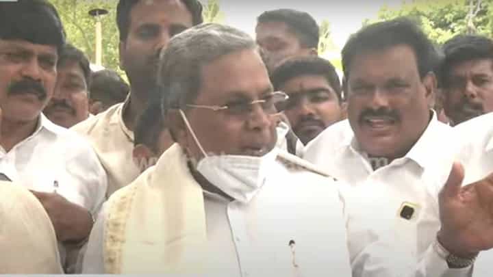 ಮುಂದಿನ ಚುನಾವಣೆಯಲ್ಲಿ ಎಲ್ಲಿಂದ ಸ್ಪರ್ಧೆ ಎಂಬ ಗುಟ್ಟು ಬಿಟ್ಟುಕೊಡದ ವಿರೋಧ ಪಕ್ಷದ ನಾಯಕ ಸಿದ್ದರಾಮಯ್ಯ! ಮುಂದಿನ ಚುನಾವಣೆಯಲ್ಲಿ ಎಲ್ಲಿಂದ ಸ್ಪರ್ಧೆ ಎಂಬ ಗುಟ್ಟು ಬಿಟ್ಟುಕೊಡದ ವಿರೋಧ ಪಕ್ಷದ ನಾಯಕ ಸಿದ್ದರಾಮಯ್ಯ!