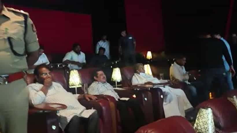 ಒರಾಯನ್ ಮಾಲ್​ನಲ್ಲಿ ಡೊಳ್ಳು ಸಿನಿಮಾ ನೋಡಲು ಆಗಮಿಸಿದ ವಿಪಕ್ಷ ನಾಯಕ ಸಿದ್ದರಾಮಯ್ಯ