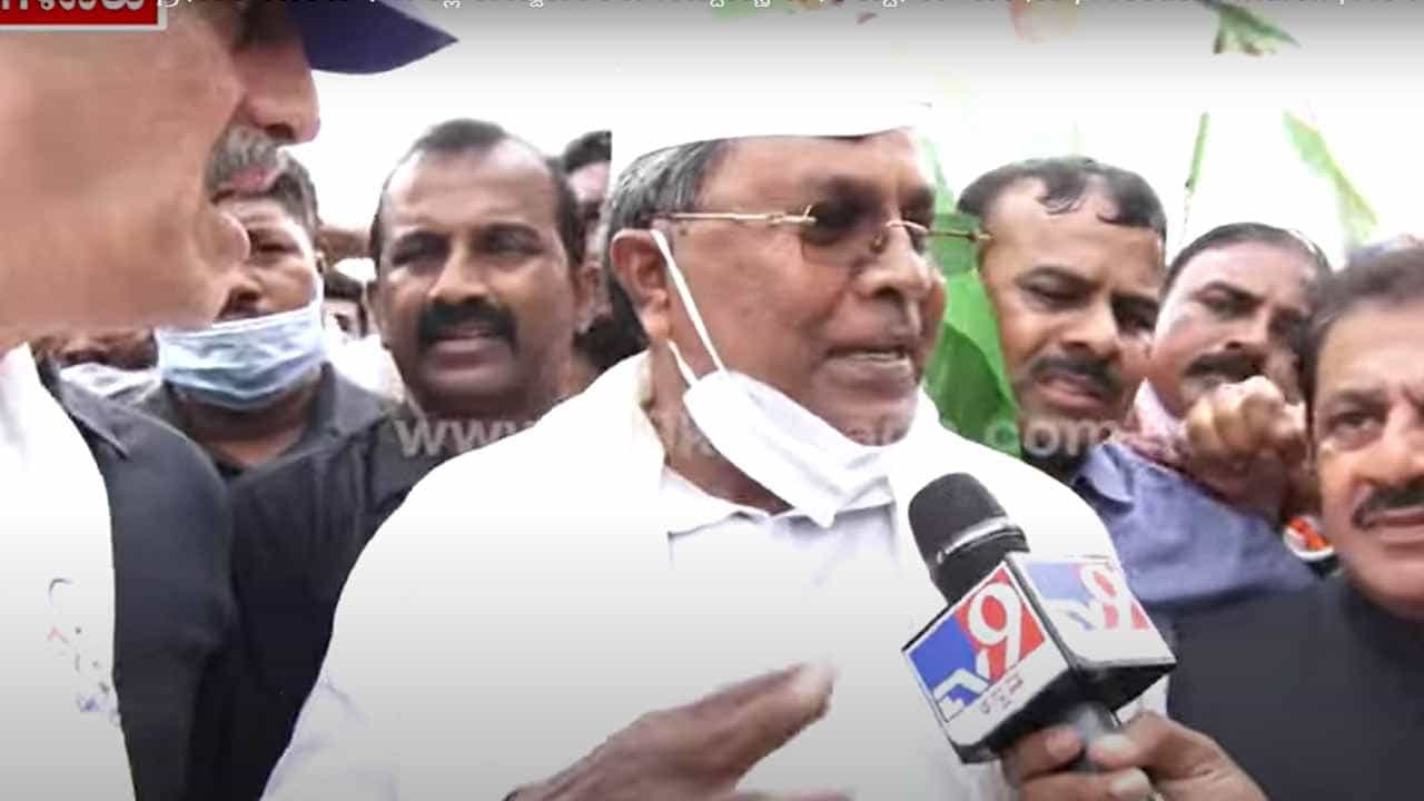 Siddaramiah: ಮೊಟ್ಟೆ ಎಸೆತಕ್ಕೆ ಆಕ್ರೋಶ: ಕೊಡಗು ಎಸ್ಪಿ ಕಚೇರಿಗೆ ಮುತ್ತಿಗೆ ಹಾಕಿ ಪ್ರತಿಭಟಿಸಲು ಸಿದ್ದರಾಮಯ್ಯ ನಿರ್ಧಾರ Siddaramiah: ಮೊಟ್ಟೆ ಎಸೆತಕ್ಕೆ ಆಕ್ರೋಶ: ಕೊಡಗು ಎಸ್ಪಿ ಕಚೇರಿಗೆ ಮುತ್ತಿಗೆ ಹಾಕಿ ಪ್ರತಿಭಟಿಸಲು ಸಿದ್ದರಾಮಯ್ಯ ನಿರ್ಧಾರ