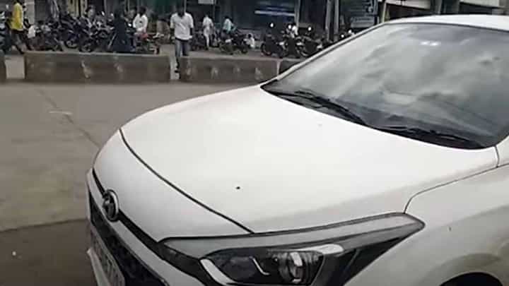 ಕಾರಿನ ಬಾನೆಟ್ ಮೇಲೆ ಆಯಿಲ್ ಸುರಿದು ಅದರ ಮಾಲೀಕನ ಗಮನ ಅದರತ್ತ ಸೆಳೆದ ಕಳ್ಳರು 18 ಲಕ್ಷ ರೂ. ಹಾರಿಸಿಕೊಂಡು ಪರಾರಿಯಾದರು! ಕಾರಿನ ಬಾನೆಟ್ ಮೇಲೆ ಆಯಿಲ್ ಸುರಿದು ಅದರ ಮಾಲೀಕನ ಗಮನ ಅದರತ್ತ ಸೆಳೆದ ಕಳ್ಳರು 18 ಲಕ್ಷ ರೂ. ಹಾರಿಸಿಕೊಂಡು ಪರಾರಿಯಾದರು!