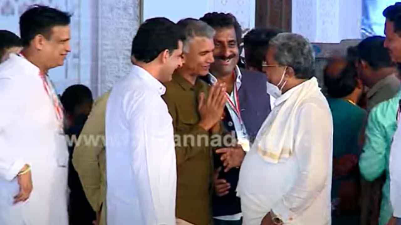 Siddaramotsava: ಸಮರ ಸೇನಾನಿ, ನುಡಿದಂತೆ ನಡೆ, ಸಿದ್ದನಡೆ 75; ಲಕ್ಷಾಂತರ ಅಭಿಮಾನಿಗಳ ಸಮ್ಮುಖದಲ್ಲಿ ಪುಸ್ತಕ ಬಿಡುಗಡೆ Siddaramotsava: ಸಮರ ಸೇನಾನಿ, ನುಡಿದಂತೆ ನಡೆ, ಸಿದ್ದನಡೆ 75; ಲಕ್ಷಾಂತರ ಅಭಿಮಾನಿಗಳ ಸಮ್ಮುಖದಲ್ಲಿ ಪುಸ್ತಕ ಬಿಡುಗಡೆ