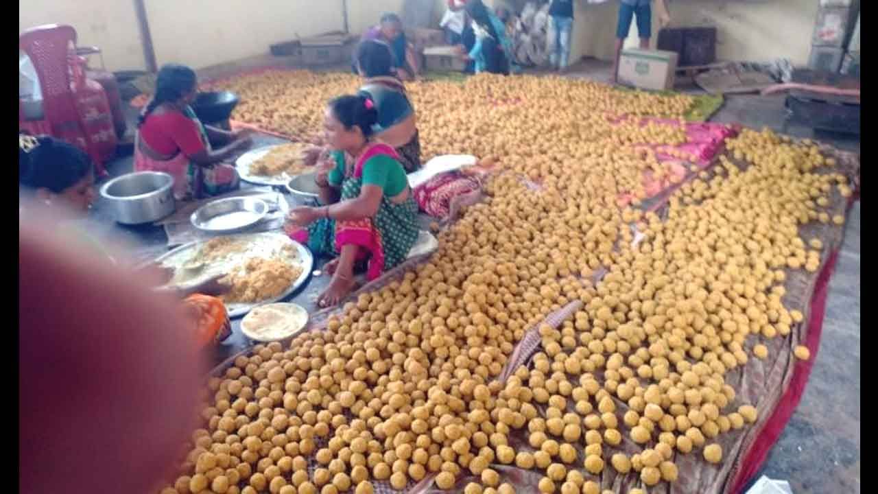 Siddaramotsava: ದಾವಣಗೆರೆಯಲ್ಲಿ ಸಿದ್ದರಾಮೋತ್ಸವಕ್ಕೆ ಕ್ಷಣಗಣನೆ; ಅಭಿಮಾನಿಗಳ ಉತ್ಸಾಹಕ್ಕೆ ತಣ್ಣೀರು ಎರಚಿದ ಮಳೆ Siddaramotsava: ದಾವಣಗೆರೆಯಲ್ಲಿ ಸಿದ್ದರಾಮೋತ್ಸವಕ್ಕೆ ಕ್ಷಣಗಣನೆ; ಅಭಿಮಾನಿಗಳ ಉತ್ಸಾಹಕ್ಕೆ ತಣ್ಣೀರು ಎರಚಿದ ಮಳೆ