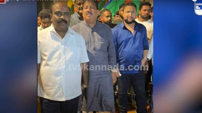 ಮದುವೆ ರಿಸಿಪ್ಷನಲ್ಲಿ ಸೈಲೆಂಟ ಸುನೀಲ ಬಿಜೆಪಿ ಶಾಸಕ ಎಸ್ ಅರ್ ವಿಶ್ವನಾಥ ಜೊತೆ ಕಾಣಿಸಿದ್ದು ಆಕಸ್ಮಿಕವೇ? ಮದುವೆ ರಿಸಿಪ್ಷನಲ್ಲಿ ಸೈಲೆಂಟ ಸುನೀಲ ಬಿಜೆಪಿ ಶಾಸಕ ಎಸ್ ಅರ್ ವಿಶ್ವನಾಥ ಜೊತೆ ಕಾಣಿಸಿದ್ದು ಆಕಸ್ಮಿಕವೇ?