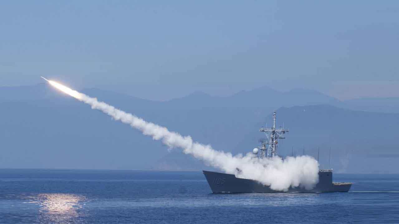 China Taiwan Tension: ತೈವಾನ್ ದ್ವೀಪದ ಸುತ್ತಲೂ ಅಮೆರಿಕ ಯುದ್ಧನೌಕೆಗಳ ಪಹರೆ, ಸನಿಹದಲ್ಲಿ ಚೀನಾದ ನೌಕಾಪಡೆ China Taiwan Tension: ತೈವಾನ್ ದ್ವೀಪದ ಸುತ್ತಲೂ ಅಮೆರಿಕ ಯುದ್ಧನೌಕೆಗಳ ಪಹರೆ, ಸನಿಹದಲ್ಲಿ ಚೀನಾದ ನೌಕಾಪಡೆ