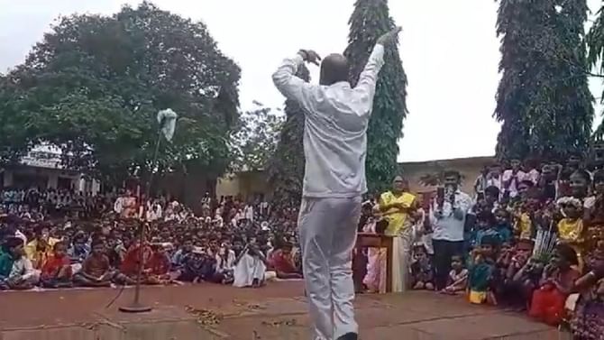 ಸ್ವಾತಂತ್ರ್ಯದ ಅಮೃತ ಮಹೋತ್ಸವದ ವೇಳೆ ಶಾಲಾ ಶಿಕ್ಷಕನ ಸಖತ್ ಡಾನ್ಸ್; ವಿಡಿಯೋ ವೈರಲ್ ಸ್ವಾತಂತ್ರ್ಯದ ಅಮೃತ ಮಹೋತ್ಸವದ ವೇಳೆ ಶಾಲಾ ಶಿಕ್ಷಕನ ಸಖತ್ ಡಾನ್ಸ್; ವಿಡಿಯೋ ವೈರಲ್