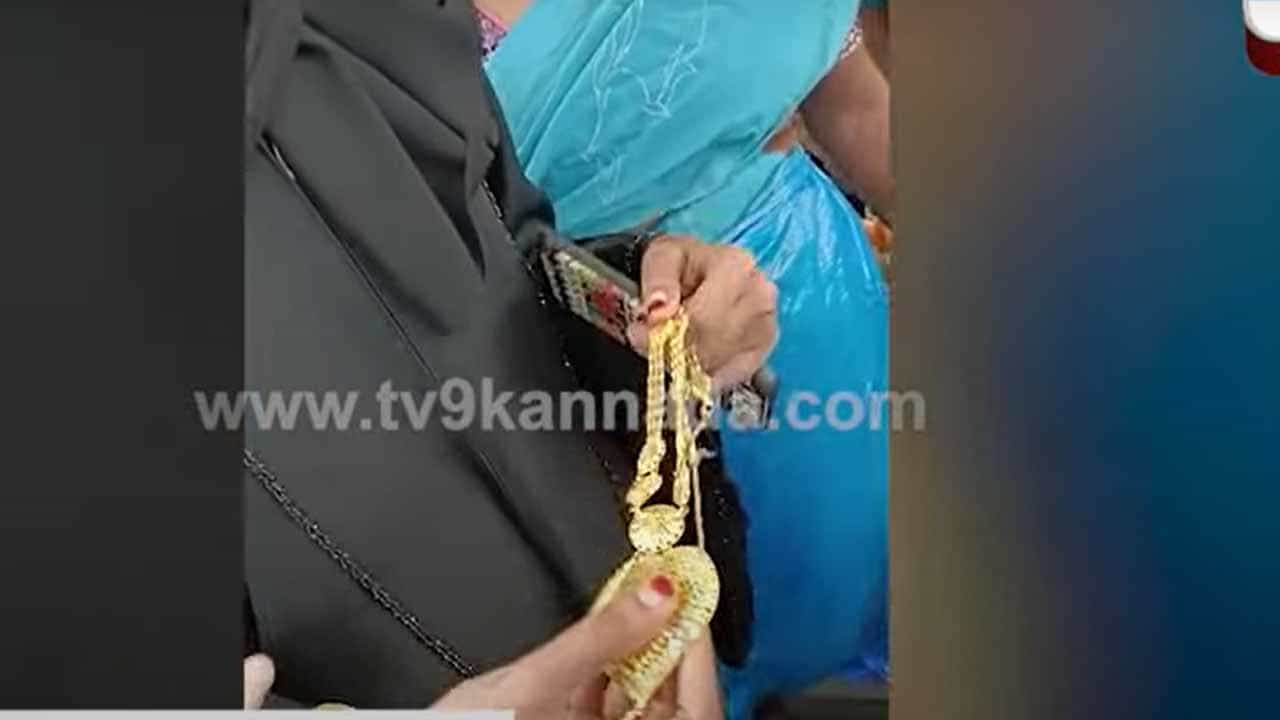 ಮಂಗಳೂರಿನ ಮೀನು ಮಾರುವ ಮಹಿಳೆ ತನಗೆ ಸಿಕ್ಕ ಚಿನ್ನದ ಸರವನ್ನು ಅದರ ಒಡತಿಗೆ ಹಿಂತಿರುಗಿಸಿದಳು! ಮಂಗಳೂರಿನ ಮೀನು ಮಾರುವ ಮಹಿಳೆ ತನಗೆ ಸಿಕ್ಕ ಚಿನ್ನದ ಸರವನ್ನು ಅದರ ಒಡತಿಗೆ ಹಿಂತಿರುಗಿಸಿದಳು!