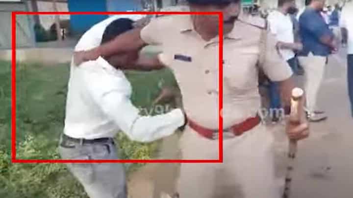 ಸಿದ್ದರಾಮಯ್ಯ ಕಾರಿನ ಮೇಲೆ ಮೊಟ್ಟೆ ಎಸೆದ ಪ್ರಕರಣದ ವಿಡಿಯೋ ಲಭ್ಯವಾಗಿದೆ ಸಿದ್ದರಾಮಯ್ಯ ಕಾರಿನ ಮೇಲೆ ಮೊಟ್ಟೆ ಎಸೆದ ಪ್ರಕರಣದ ವಿಡಿಯೋ ಲಭ್ಯವಾಗಿದೆ