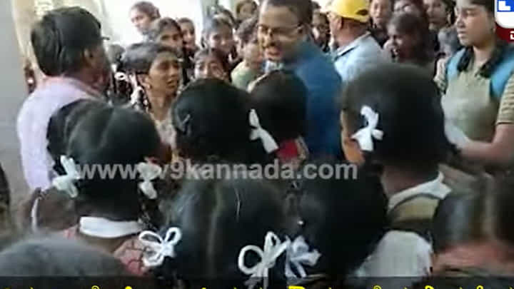 ಬೀಳ್ಕೊಡುಗೆ ಸಮಾರಂಭದಲ್ಲಿ ಶಿಕ್ಷಕರನ್ನು ತಬ್ಬಿ ಬಿಕ್ಕಿ ಬಿಕ್ಕಿ ಅತ್ತ ವಿದ್ಯಾರ್ಥಿನಿಯರು ಬೀಳ್ಕೊಡುಗೆ ಸಮಾರಂಭದಲ್ಲಿ ಶಿಕ್ಷಕರನ್ನು ತಬ್ಬಿ ಬಿಕ್ಕಿ ಬಿಕ್ಕಿ ಅತ್ತ ವಿದ್ಯಾರ್ಥಿನಿಯರು