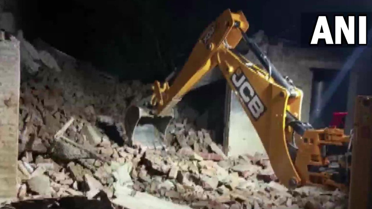 ಉತ್ತರ ಪ್ರದೇಶ: ನಿಯಂತ್ರಣ ತಪ್ಪಿ ಮನೆಗೆ ನುಗ್ಗಿದ ಟ್ರಕ್; 4 ಮಂದಿ ಸಾವು, ಐವರಿಗೆ ಗಾಯ ಉತ್ತರ ಪ್ರದೇಶ: ನಿಯಂತ್ರಣ ತಪ್ಪಿ ಮನೆಗೆ ನುಗ್ಗಿದ ಟ್ರಕ್; 4 ಮಂದಿ ಸಾವು, ಐವರಿಗೆ ಗಾಯ