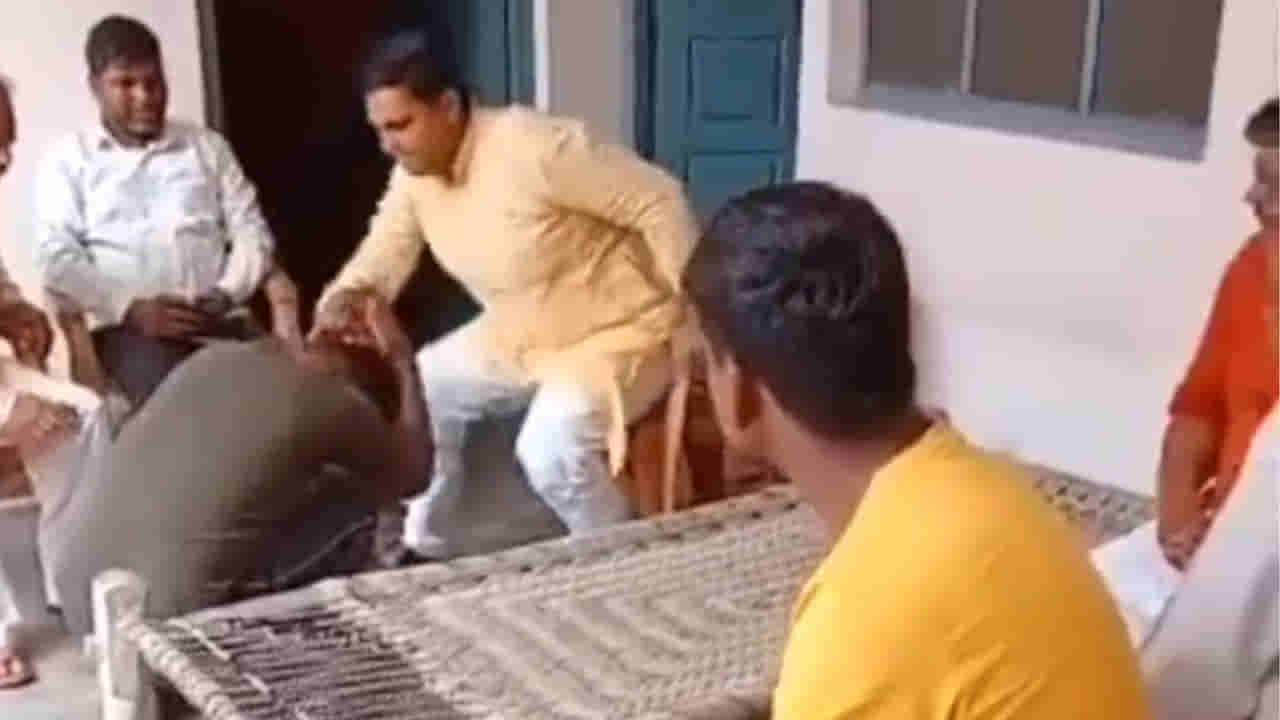 ಉತ್ತರ ಪ್ರದೇಶದಲ್ಲಿನ ಗ್ರಾಮದ ಮುಖ್ಯಸ್ಥನಿಂದ ದಲಿತ ವ್ಯಕ್ತಿ ಮೇಲೆ ಚಪ್ಪಲಿಯಿಂದ ಹಲ್ಲೆ; ಕೃತ್ಯ ಕ್ಯಾಮೆರಾದಲ್ಲಿ ಸೆರೆ