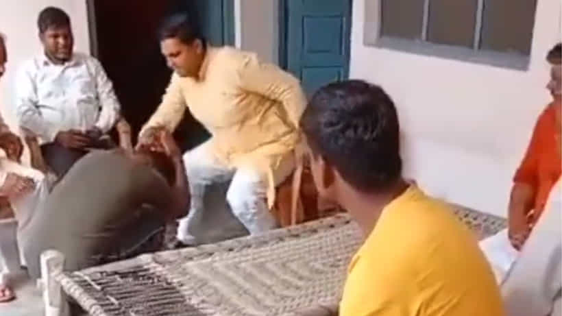 ಉತ್ತರ ಪ್ರದೇಶದಲ್ಲಿನ ಗ್ರಾಮದ ಮುಖ್ಯಸ್ಥನಿಂದ ದಲಿತ ವ್ಯಕ್ತಿ ಮೇಲೆ ಚಪ್ಪಲಿಯಿಂದ ಹಲ್ಲೆ; ಕೃತ್ಯ ಕ್ಯಾಮೆರಾದಲ್ಲಿ ಸೆರೆ
