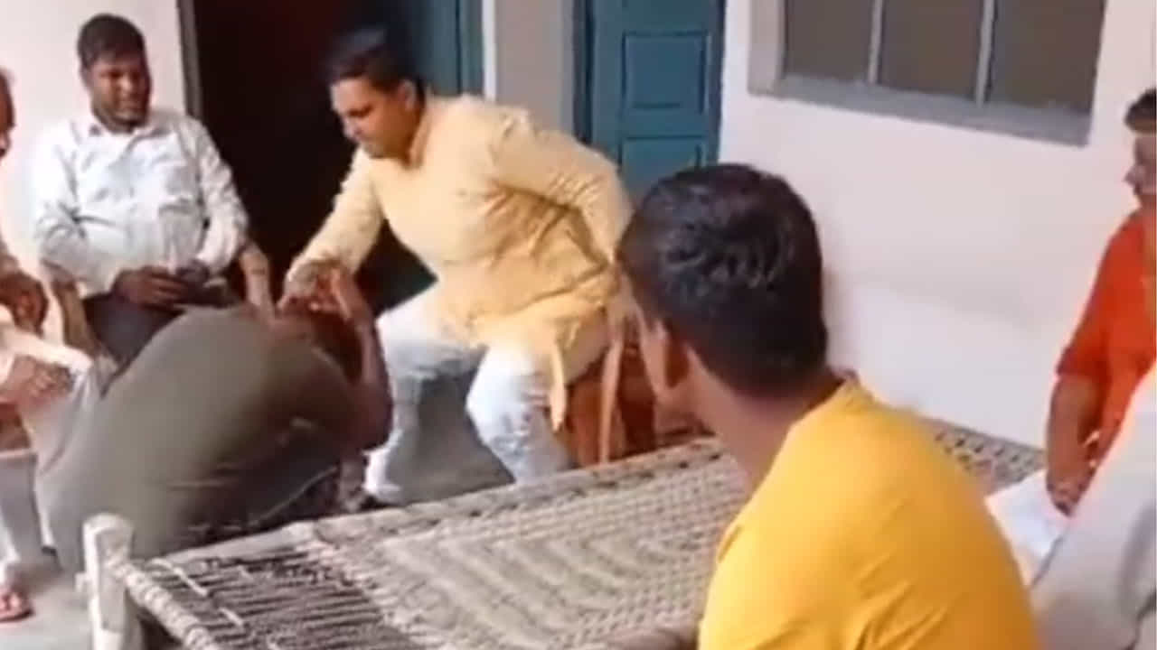 ಉತ್ತರ ಪ್ರದೇಶದಲ್ಲಿನ ಗ್ರಾಮದ ಮುಖ್ಯಸ್ಥನಿಂದ ದಲಿತ ವ್ಯಕ್ತಿ ಮೇಲೆ ಚಪ್ಪಲಿಯಿಂದ ಹಲ್ಲೆ; ಕೃತ್ಯ ಕ್ಯಾಮೆರಾದಲ್ಲಿ ಸೆರೆ