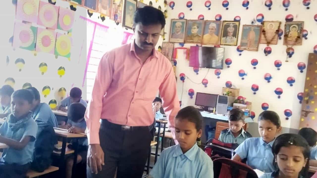 ರಾಷ್ಟ್ರೀಯ ಉತ್ತಮ ಶಿಕ್ಷಕ ಪ್ರಶಸ್ತಿಗೆ ಚಿತ್ರದುರ್ಗದ ಉಮೇಶ್, ತುಮಕೂರಿನ ಪೊನಶಂಕರಿ ಆಯ್ಕೆ: ಸಾಧನೆಯ ಪರಿಚಯ ಇಲ್ಲಿದೆ ರಾಷ್ಟ್ರೀಯ ಉತ್ತಮ ಶಿಕ್ಷಕ ಪ್ರಶಸ್ತಿಗೆ ಚಿತ್ರದುರ್ಗದ ಉಮೇಶ್, ತುಮಕೂರಿನ ಪೊನಶಂಕರಿ ಆಯ್ಕೆ: ಸಾಧನೆಯ ಪರಿಚಯ ಇಲ್ಲಿದೆ