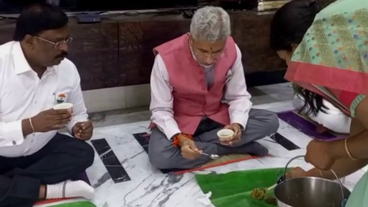 Anekal: ಆನೇಕಲ್ನಲ್ಲಿ ಬಿಜೆಪಿ ಕಾರ್ಯಕರ್ತನ ಮನೆಯಲ್ಲಿ ಬಾಳೆ ಎಲೆಯಲ್ಲಿ ಊಟ ಮಾಡಿದ ವಿದೇಶಾಂಗ ಸಚಿವ ಜೈಶಂಕರ್ Anekal: ಆನೇಕಲ್ನಲ್ಲಿ ಬಿಜೆಪಿ ಕಾರ್ಯಕರ್ತನ ಮನೆಯಲ್ಲಿ ಬಾಳೆ ಎಲೆಯಲ್ಲಿ ಊಟ ಮಾಡಿದ ವಿದೇಶಾಂಗ ಸಚಿವ ಜೈಶಂಕರ್