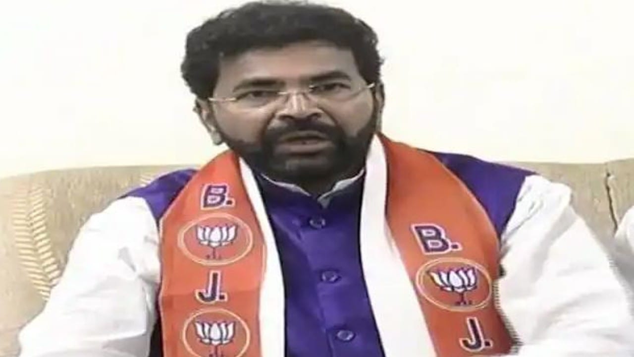 ನಿಮ್ಮ ತಂದೆ ಮಲ್ಲಿಕಾರ್ಜುನ ಖರ್ಗೆಯಿಂದ ಇದನ್ನೇನಾ ಕಲಿತಿದ್ದು? -ಪ್ರಿಯಾಂಕ್ ಖರ್ಗೆ ಹೇಳಿಕೆಗೆ ಛಲವಾದಿ ನಾರಾಯಣಸ್ವಾಮಿ ಗರಂ ನಿಮ್ಮ ತಂದೆ ಮಲ್ಲಿಕಾರ್ಜುನ ಖರ್ಗೆಯಿಂದ ಇದನ್ನೇನಾ ಕಲಿತಿದ್ದು? -ಪ್ರಿಯಾಂಕ್ ಖರ್ಗೆ ಹೇಳಿಕೆಗೆ ಛಲವಾದಿ ನಾರಾಯಣಸ್ವಾಮಿ ಗರಂ