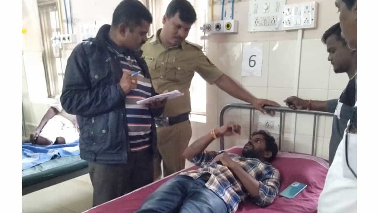 FIR: ಕುಂಕುಮ ಹಚ್ಚಿಕೊಂಡಿದ್ದ ಪ್ರೇಮ್ ಸಿಂಗ್ ಹಿಂದೂ ಎಂದು ಗೊತ್ತಾಗುತ್ತಿದ್ದಂತೆ ಹಲ್ಲೆಗೆ ಮುಂದಾಗಿದ್ದಾರೆ- ಶಿವಮೊಗ್ಗ ಪೊಲೀಸರು FIR: ಕುಂಕುಮ ಹಚ್ಚಿಕೊಂಡಿದ್ದ ಪ್ರೇಮ್ ಸಿಂಗ್ ಹಿಂದೂ ಎಂದು ಗೊತ್ತಾಗುತ್ತಿದ್ದಂತೆ ಹಲ್ಲೆಗೆ ಮುಂದಾಗಿದ್ದಾರೆ- ಶಿವಮೊಗ್ಗ ಪೊಲೀಸರು
