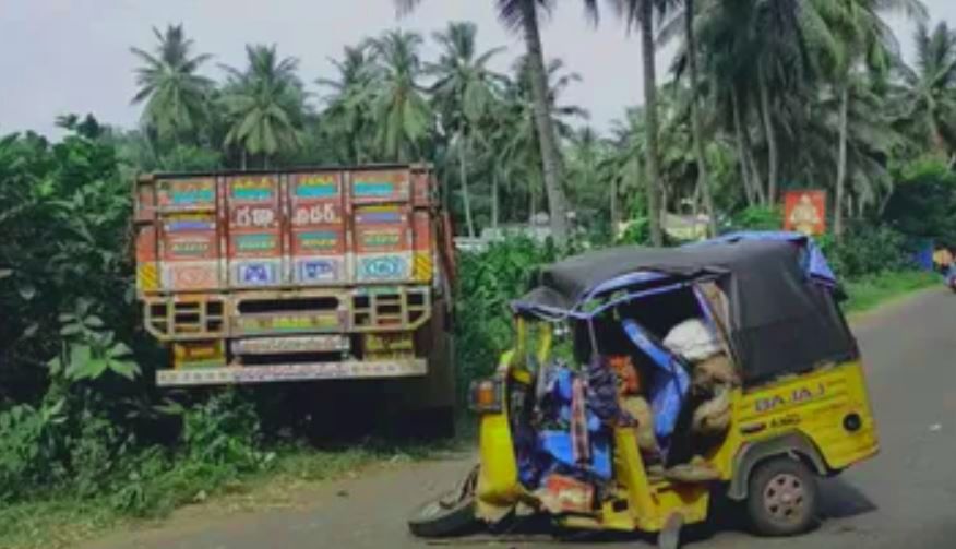 ಅಪಘಾತಕ್ಕೆ ತುತ್ತಾದ ಆಟೋ-ಲಾರಿ; ಇಷ್ಟಕ್ಕೂ ಆಟೋದಲ್ಲಿ ಏನು ಸಾಗಿಸುತ್ತಿದ್ದರು ಗೊತ್ತಾ?