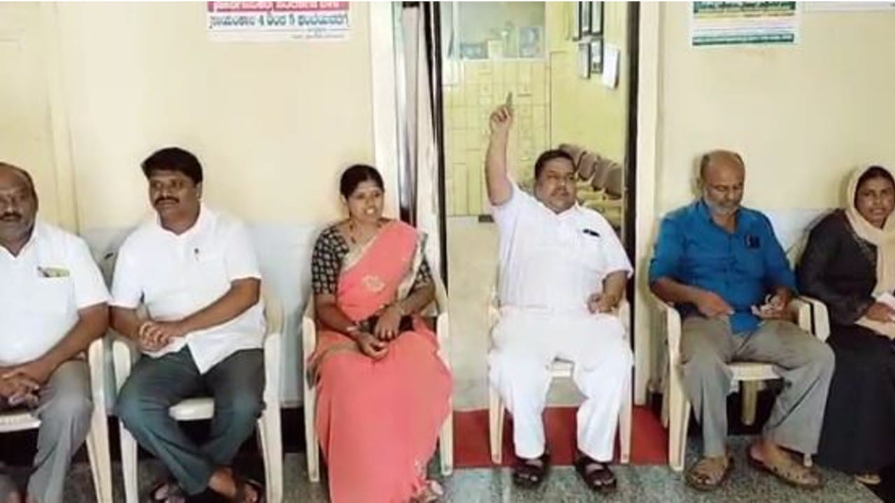 ಇಲ್ಲಿ 20 ಪರ್ಸೇಟೇಜ್ ನೀಡಿದ್ರೆ ಮಾತ್ರ ಕೆಲಸವಂತೆ! ರೋಸಿ ಹೋದ ನಗರಸಭೆ ಕಾಂಗ್ರೆಸ್ ಸದಸ್ಯರು ಏನು ಮಾಡಿದರು ನೋಡಿ ಇಲ್ಲಿ 20 ಪರ್ಸೇಟೇಜ್ ನೀಡಿದ್ರೆ ಮಾತ್ರ ಕೆಲಸವಂತೆ! ರೋಸಿ ಹೋದ ನಗರಸಭೆ ಕಾಂಗ್ರೆಸ್ ಸದಸ್ಯರು ಏನು ಮಾಡಿದರು ನೋಡಿ