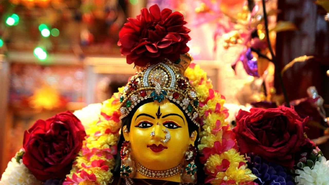 Varamahalakshmi Vratha 2022: ಲಕ್ಷ್ಮೀ ಹಬ್ಬದ, ಆಚರಣೆ, ಶುಭ ಮುಹೂರ್ತ ಮತ್ತು ಪೂಜಾ ವಿಧಿ ಇಲ್ಲಿದೆ Varamahalakshmi Vratha 2022: ಲಕ್ಷ್ಮೀ ಹಬ್ಬದ, ಆಚರಣೆ, ಶುಭ ಮುಹೂರ್ತ ಮತ್ತು ಪೂಜಾ ವಿಧಿ ಇಲ್ಲಿದೆ