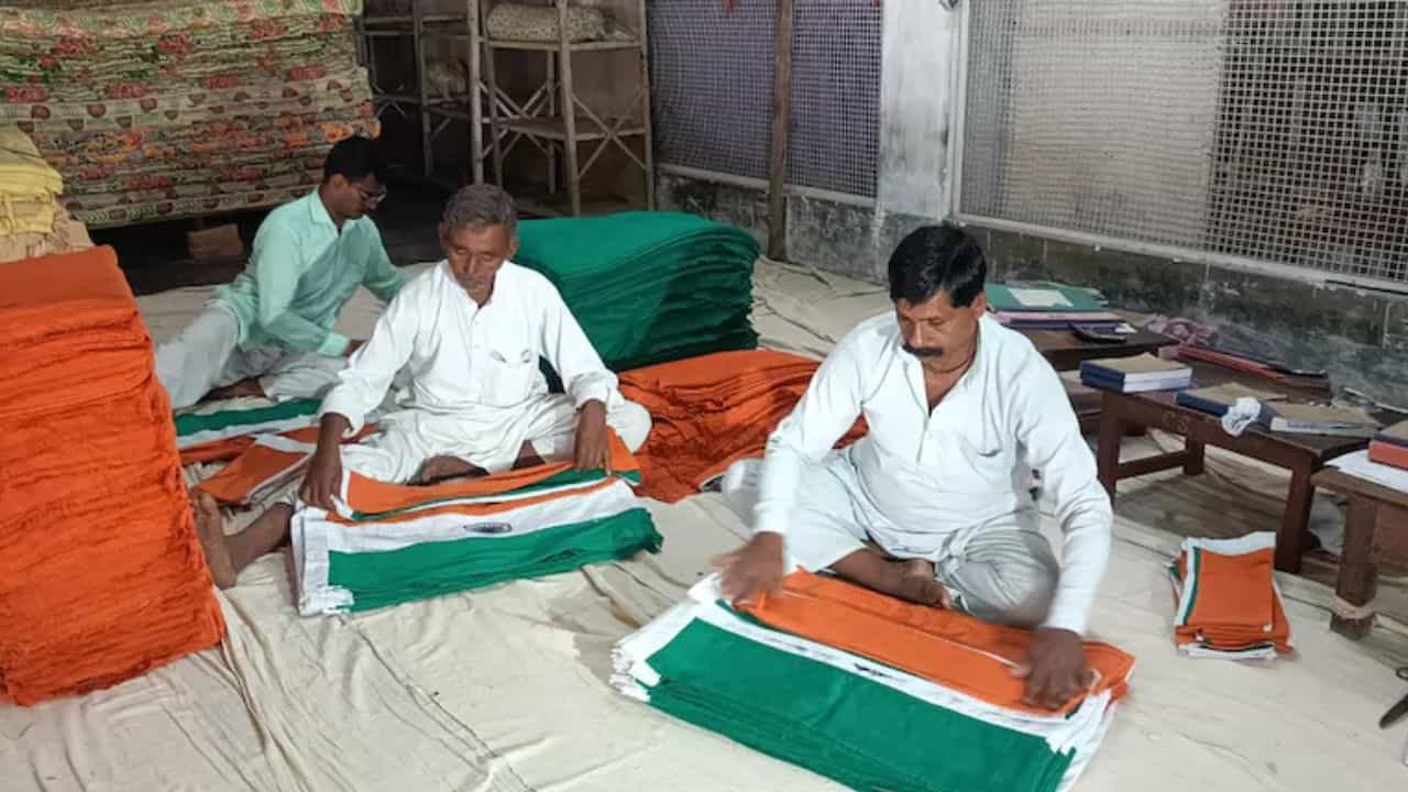 Azadi Ka Amrit Mahotsav: 4.5 ಕೋಟಿಗೂ ಹೆಚ್ಚು ರಾಷ್ಟ್ರಧ್ವಜಗಳನ್ನು ಹಾರಿಸಲು ಸಿದ್ಧತೆ ಮಾಡಿಕೊಂಡ ಉತ್ತರ ಪ್ರದೇಶ ಸರ್ಕಾರ Azadi Ka Amrit Mahotsav: 4.5 ಕೋಟಿಗೂ ಹೆಚ್ಚು ರಾಷ್ಟ್ರಧ್ವಜಗಳನ್ನು ಹಾರಿಸಲು ಸಿದ್ಧತೆ ಮಾಡಿಕೊಂಡ ಉತ್ತರ ಪ್ರದೇಶ ಸರ್ಕಾರ