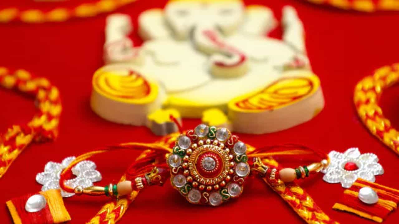 Raksha Bandhan 2022: ರಕ್ಷಾ ಬಂಧನ ಮಹತ್ವ, ಪ್ರಾಮುಖ್ಯತೆ ಮತ್ತು ಆಚರಣೆ ಮಾಹಿತಿ ಇಲ್ಲಿದೆ Raksha Bandhan 2022: ರಕ್ಷಾ ಬಂಧನ ಮಹತ್ವ, ಪ್ರಾಮುಖ್ಯತೆ ಮತ್ತು ಆಚರಣೆ ಮಾಹಿತಿ ಇಲ್ಲಿದೆ