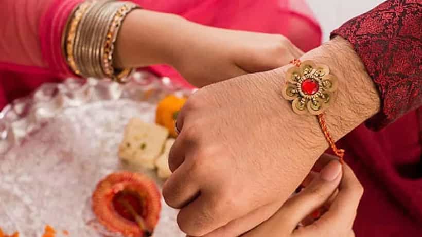 Raksha Bandhan 2022: ಲವರ್ ಬಾಯ್ಗೆ ರಾಖಿ ಕಟ್ಟಿದ ನಮ್ಮ ಕ್ಲಾಸಿನ ಹುಡುಗಿಯರು!