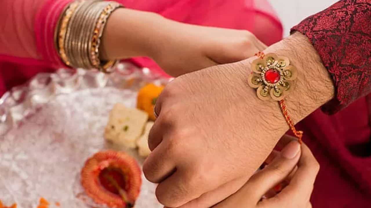 Raksha Bandhan 2022: ಲವರ್ ಬಾಯ್ಗೆ ರಾಖಿ ಕಟ್ಟಿದ ನಮ್ಮ ಕ್ಲಾಸಿನ ಹುಡುಗಿಯರು! Raksha Bandhan 2022: ಲವರ್ ಬಾಯ್ಗೆ ರಾಖಿ ಕಟ್ಟಿದ ನಮ್ಮ ಕ್ಲಾಸಿನ ಹುಡುಗಿಯರು!