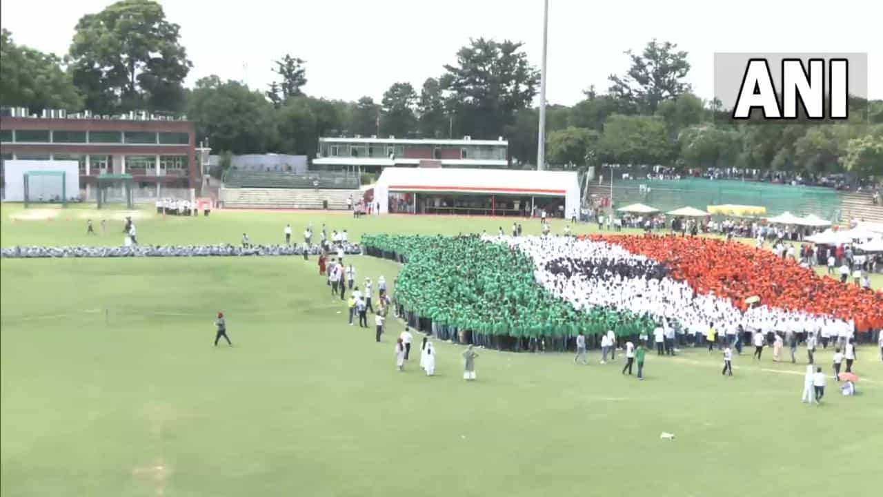 Independence Day 2022: ಗಿನ್ನೆಸ್ ದಾಖಲೆ ಪುಟ ಸೇರಿದ ಭಾರತದ ಅತಿದೊಡ್ಡ ಮಾನವ ನಿರ್ಮಿತ ರಾಷ್ಟ್ರಧ್ವಜ Independence Day 2022: ಗಿನ್ನೆಸ್ ದಾಖಲೆ ಪುಟ ಸೇರಿದ ಭಾರತದ ಅತಿದೊಡ್ಡ ಮಾನವ ನಿರ್ಮಿತ ರಾಷ್ಟ್ರಧ್ವಜ