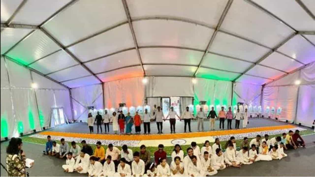 Independence Day 2022: 75 ಅಡಿ ಉದ್ದದ ಪರಿಸರ ಸ್ನೇಹಿ ತ್ರಿವರ್ಣ ಧ್ವಜ ರಚಿಸಿದ ವಿಕಲಚೇತನ ಯುವಕರು Independence Day 2022: 75 ಅಡಿ ಉದ್ದದ ಪರಿಸರ ಸ್ನೇಹಿ ತ್ರಿವರ್ಣ ಧ್ವಜ ರಚಿಸಿದ ವಿಕಲಚೇತನ ಯುವಕರು