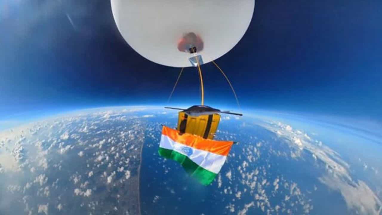 Independence Day 2022: ಸ್ಪೇಸ್ ಕಿಡ್ಜ್ ಇಂಡಿಯಾದಿಂದ ಗ್ರಹದ 30 ಕಿ.ಮೀ ಎತ್ತರದಲ್ಲಿ ಹಾರಿದ ತ್ರಿವರ್ಣ ಧ್ವಜ Independence Day 2022: ಸ್ಪೇಸ್ ಕಿಡ್ಜ್ ಇಂಡಿಯಾದಿಂದ ಗ್ರಹದ 30 ಕಿ.ಮೀ ಎತ್ತರದಲ್ಲಿ ಹಾರಿದ ತ್ರಿವರ್ಣ ಧ್ವಜ