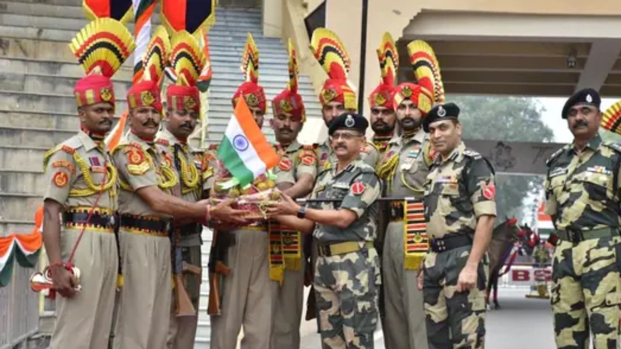 BSF ಅಧಿಕಾರಿಗಳು ಮತ್ತು ಯೋಧರು ವಾಘಾ ಗಡಿಯಲ್ಲಿ 76 ನೇ ಸ್ವಾತಂತ್ರ್ಯ ದಿನಾಚರಣೆಯನ್ನು ಆಚರಿಸಿದರು.
