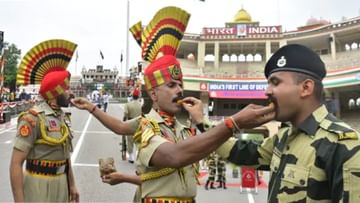Independence Day 2022: ಅಮೃತಸರದ ವಾಘಾ ಬಾರ್ಡರ್‌ನಲ್ಲಿ ಸ್ವಾತಂತ್ರ್ಯ ಸಂಭ್ರಮ: ಸಿಹಿ ಹಂಚಿಕೊಂಡ ಸೈನಿಕರು