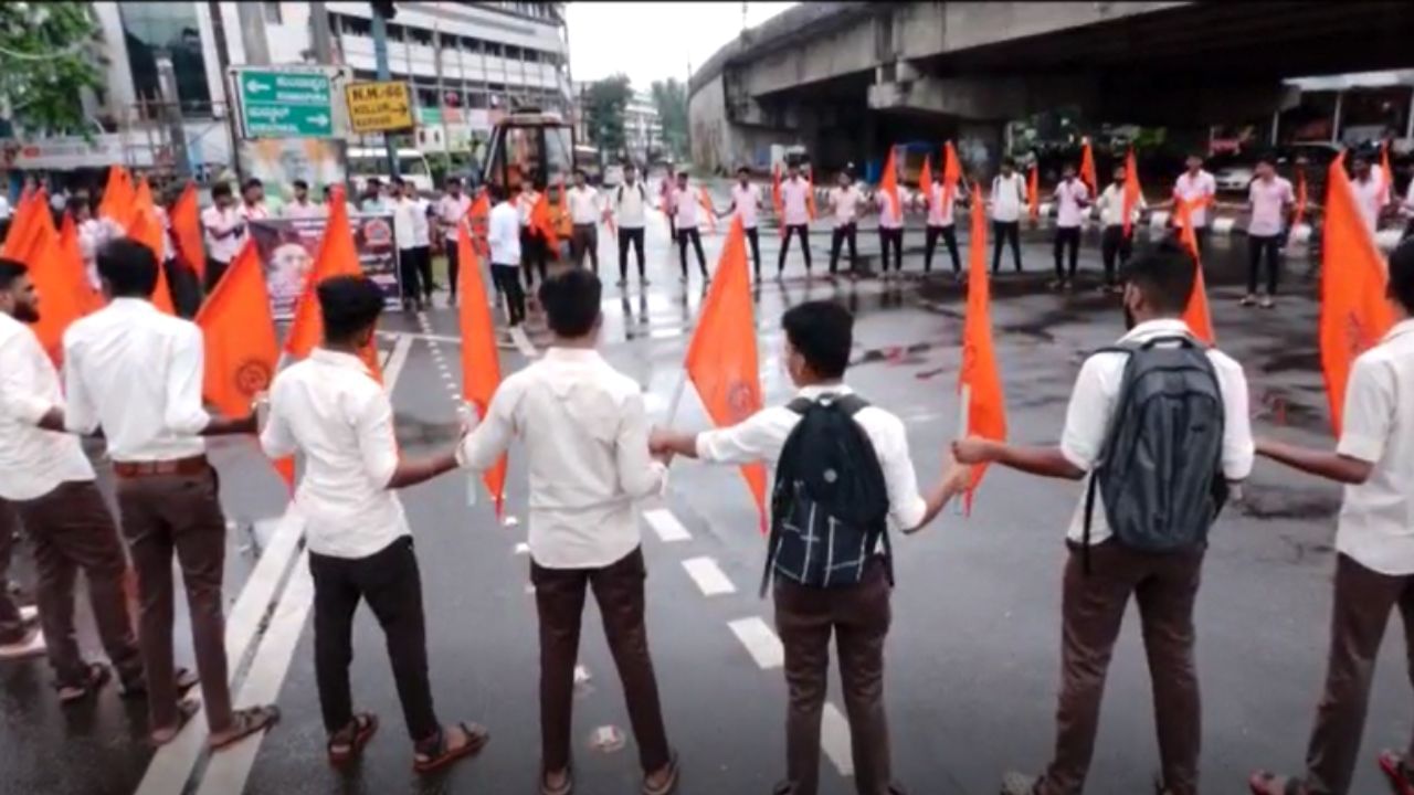 ಕುಂದಾಪುರದಲ್ಲಿ ಸಾವರ್ಕರ್ ಬೆಂಬಲಿಸಿ ಮಾನವ ಸರಪಳಿ ರಚನೆ