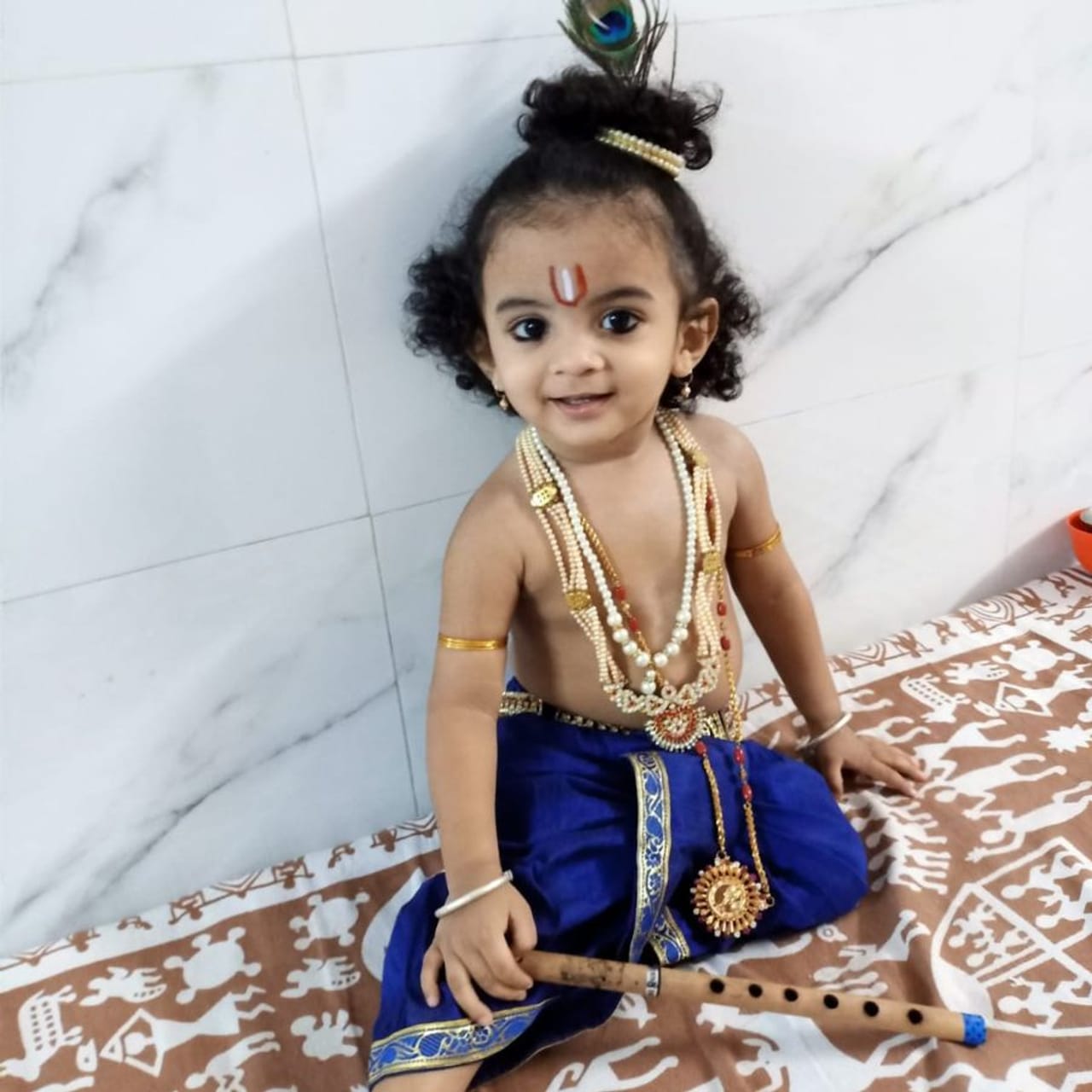 ಕೃಷ್ಣ: ಜಗತ್ ಮನೋಹರ್
ತಾಯಿ: ಭಾರ್ಗವಿ ಪ್ರಸಾದ್
ತಂದೆ: ಬಿ ಮನೋಹರ್
ಸ್ಥಳ: ಮೈಸೂರು